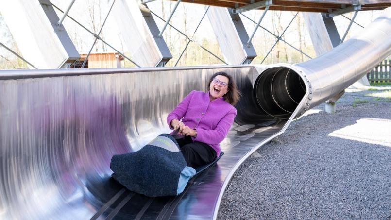 Bild: Bildarchiv Bayerischer Landtag/Lennart Preiss/exb
Bei der Besichtigung der Erlebnisholzkugel wagte sich Ilse Aigner (CSU), die Präsidentin des Bayerischen Landtags, in die Riesenrutsche der Kugel.