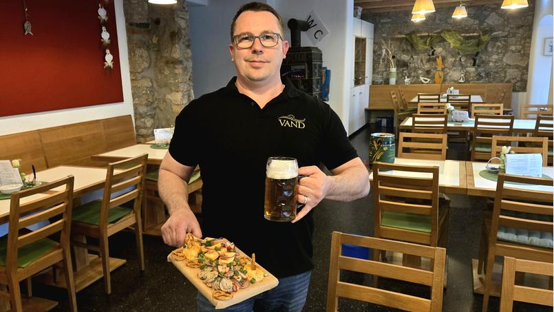 Bild: lnz
Andreas Schander mit Brotzeitbrett und Zoiglbier im Marktcafé des Mehrgenerationenhauses in Mitterteich: Der 39-Jährige hat eine Event- und Cateringfirma gegründet und will mit regelmäßigen Veranstaltungen die Gastroszene bereichern.