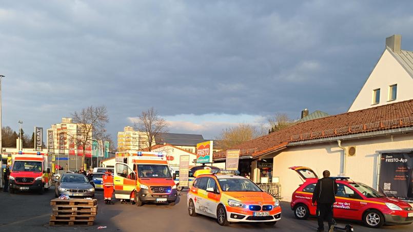 Archivbild: nic
Auf dem Vorplatz eines Getränkemarktes in Tirschenreuth ging ein Mann am 23. März mit einer Machete auf einen Umstehenden los. Der festgenommene 41-Jährige hat sich laut Polizei bisher nicht zur Tat geäußert.