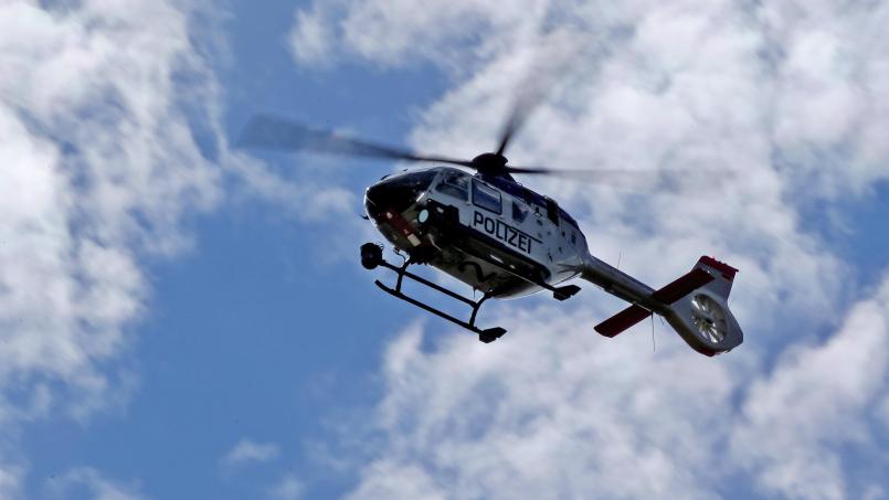 Symbolbild: Jan Woitas/dpa
Ein Hubschrauber mit Wärmebildkamera beteiligt sich ebenfalls an der Suche nach dem 19-Jährigen.