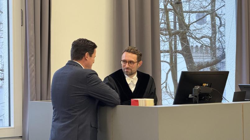Archivbild: Hohlheimer
Staatsanwalt Christoph-Alexander May (rechts) zum Prozessbeginn im Dezember im Gespräch mit Staatsanwalt Matthias Bauer (links) im Landgericht Weiden. Nach dem Freispruch für den Angeklagten legen sowohl die Staatsanwaltschaft als auch ein Nebenklagevertreter Revision ein.