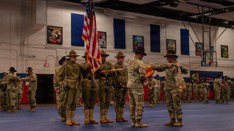 Bild: Spc. Michelle Lessard-Terry
Ein Bild vom Abschiedsapell der sogenannten “Black Jack”-Brigade am 1. Mai in Fort Hood. Die Verlegung nach Europa ist nun kurzfristig gestoppt. Das sorgt für Spekulation.