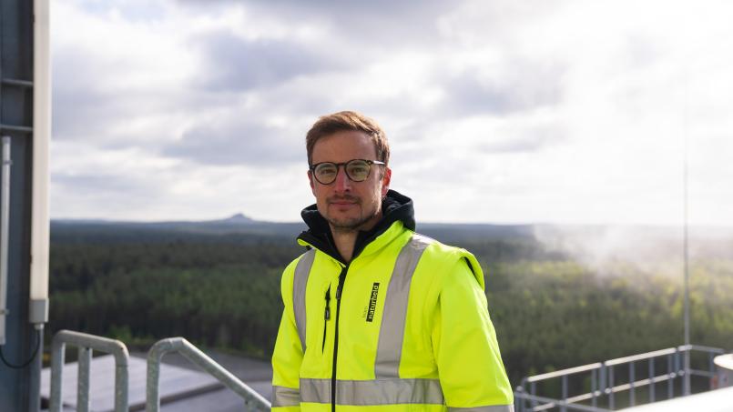 Bild: Florian Wittich/Naturheld
Naturheld-Werksleiter Florian Bösl hoch über dem Werk für Dämmprodukte. Auch mit der ganzen Unternehmung geht es deutlich aufwärts.