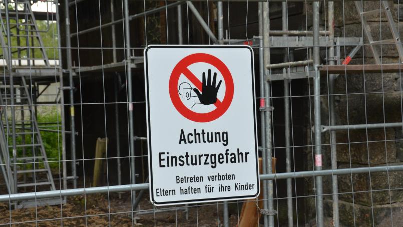 Bild: dob
Über viele Jahre hinweg blieb der Lokschuppen weitgehend sich selbst überlassen. Witterung, Alter und fehlende Instandhaltung führten dazu, dass sich der bauliche Zustand zunehmend verschlechterte. Inzwischen ist die Sicherung und Sanierung des historischen Bauwerks zu einer dringenden Aufgabe geworden.
