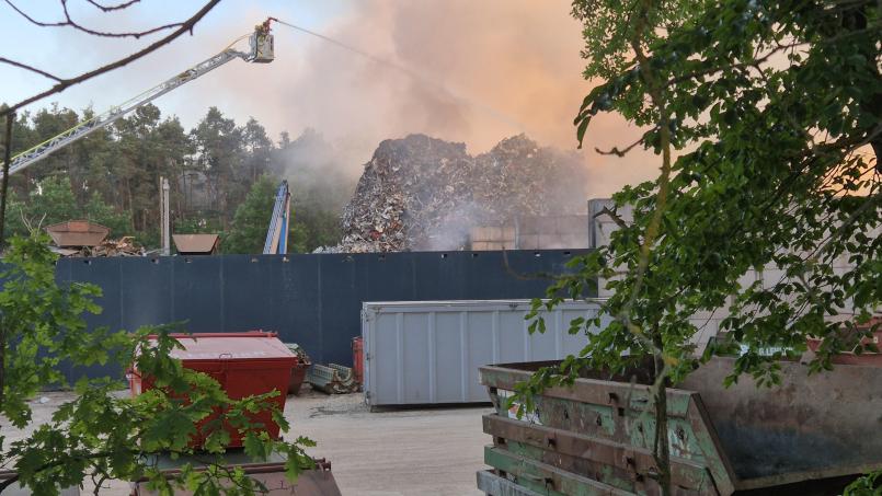 Bild: Hösamer
Auf dem Gelände eines Entsorgungsbetriebs in Schwandorf ist ein Feuer ausgebrochen.