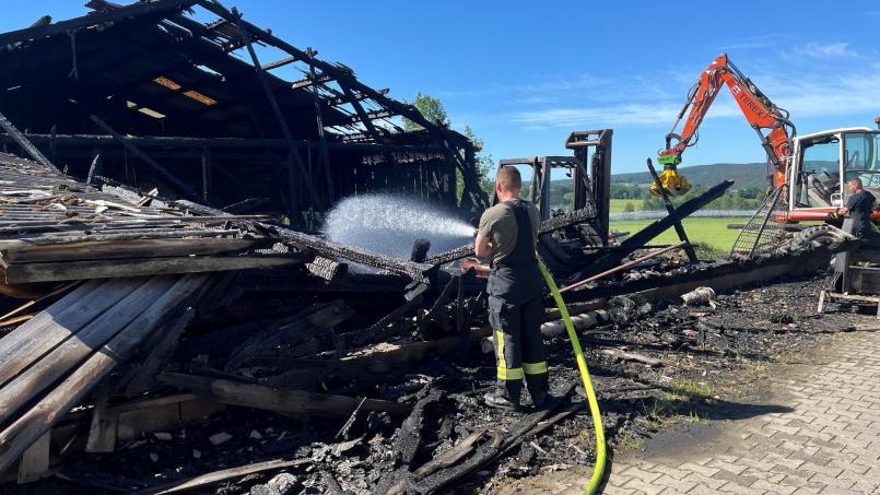 Bild: ihl
Der Brand der Maschinenhalle in Oberpfreimd ist schnell unter Kontrolle. Im Nachgang ist es wichtig, dass die Flammen nicht wieder auflodern. Dafür unterstützt ein Bagger die Feuerwehrleute.