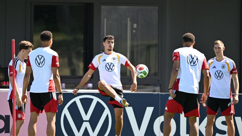 Bild: Federico Gambarini/dpa
Turniervorbereitung vor der WM-Endrunde: Aleksandar Pavlovic (M, Deutschland) am Ball in Aktion.
