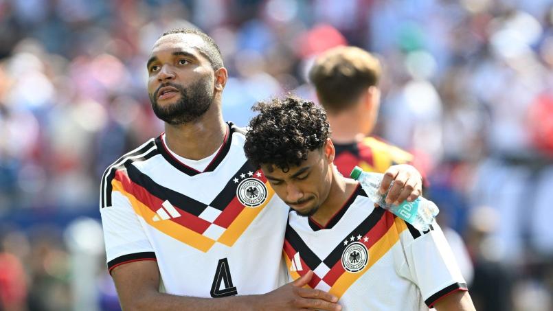 Archivbild: Federico Gambarini/dpa
Bald auch im Verein Teamkollegen? Jonathan Tah (l) und der offenbar vom FC Bayern umworbene Nathaniel Brown.