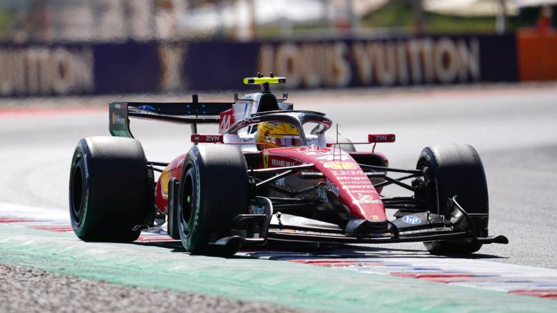 Bild: David Davies/PA Wire/dpa
Während hier Lewis Hamilton mit seinem Ferrari zum Sieg beim Grand Prix von Katalonien rast, sorgt das Amberger Unternehmen Sport Signage für die Werbung entlang der Strecke. Jetzt wurde Sport Signage von The Team übernommen.