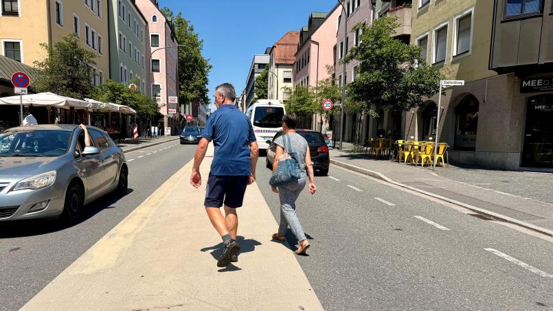Bild: Gabi Schönberger
Für Fußgänger ist er eine Querungshilfe, für Autofahrer eigentlich kein Parkplatz. Jetzt wird der viel diskutierte helle Mittelstreifen in der Dr.-Pfleger-Straße wieder entfernt.