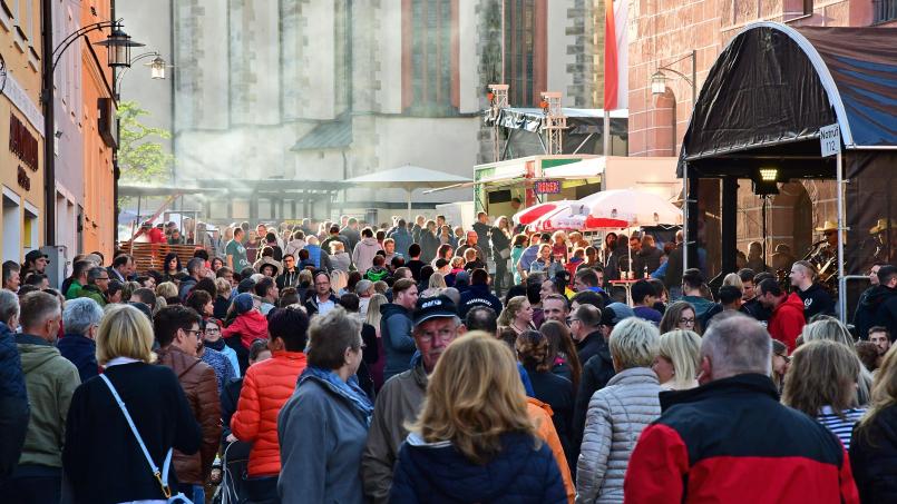 Symbolbild: Hartl
Hier gibt es kein Durchkommen mehr. Auf sechs Bühnen (im Bild rechts die Ottmann-Bühne) in der Altstadt spielen die Bands und Musikgruppen auf dem Sulzbach-Rosenberger Altstadtfest.