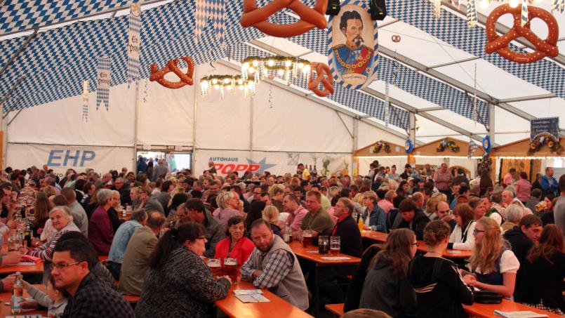 Archivbild: Holger Stiegler
Ein Blick ins Festzelt des Wiesnfests in Kemnath. Die Insolvenz des Betreibers wirft Fragen auf.