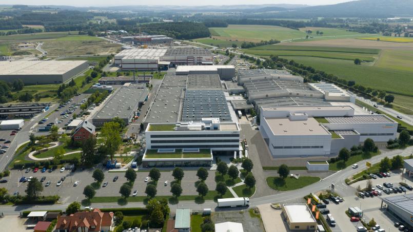 Bild: Siemens Healthineers
Der Siemens-Healthineers-Standort Kemnath erhält eine neue Fertigungshalle. In das Bild ist das rund 4500 Quadratmeter große Gebäude vorne rechts als Grafik eingefügt.