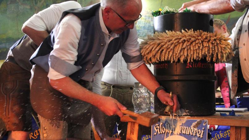 Archivbild: Konrad Rosner
Bürgermeister Roman Schäffler zapft zum Wiesenfest 2025 an. Und auch in diesem Jahr kann er im August wieder ran: Das Festzelt ist gesichert.