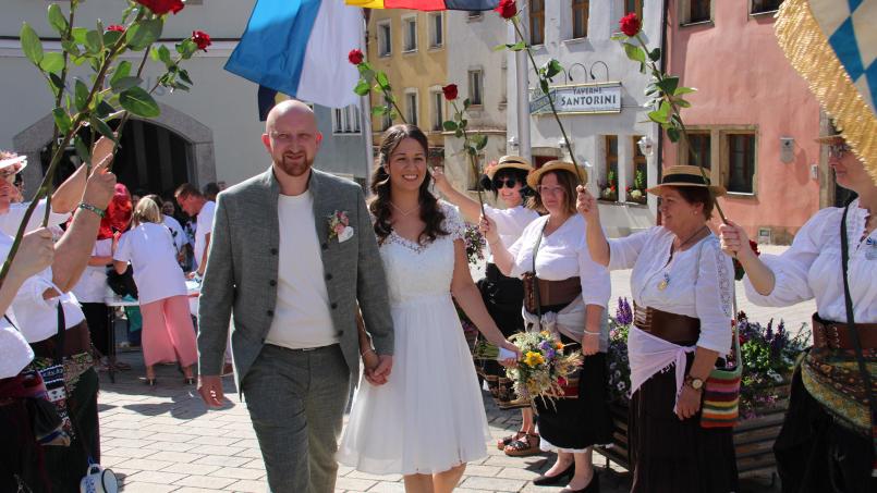Bild: Hans Prem
Auch die Marketenderinnen bildeten ein Rosenspalier für das frisch vermählte Paar.