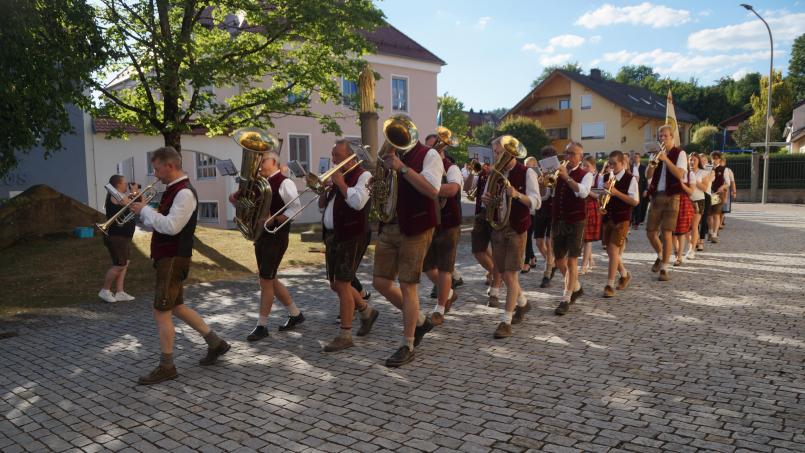 Bild: Elfriede Weiß
Die Blaskapelle Dieterskirchen führte am Samstagabend den Zug zur Totenehrung beim KLJB-Jubiläum an. Am frühen Sonntagmorgen schockierte dann die Nachricht vom tragischen Unfalltod eines Musikkollegen.