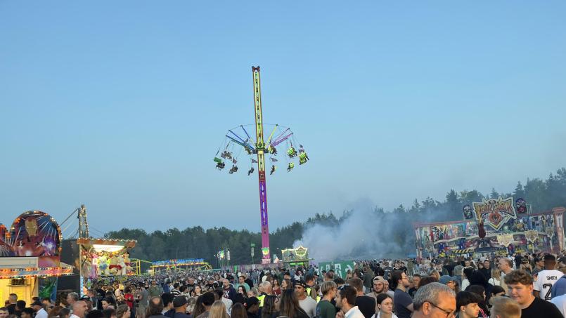 Bild: Gerald Morgenstern
Die Menschen strömten am Samstagabend nach Grafenwöhr auf das Volksfest-Gelände.