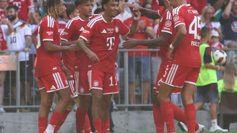 Bild: Karl-Josef Hildenbrand/dpa
Die Bayern feiern Nene Brown und sein erstes Tor für den Deutschen Meister. Beim 2.1 gegen RB Leipzig machte er den zweiten Treffer.