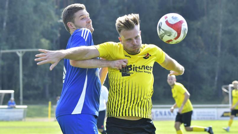 Bild: Hubert Ziegler
Tobias Hüttner (rechts) vom SV Kauerhof kann sich in dieser Szene trotz heftiger Gegenwehr gegen Max Pilhofer (links) vom SV Loderhof durchsetzen. Kauerhof siegte mit 4:1.