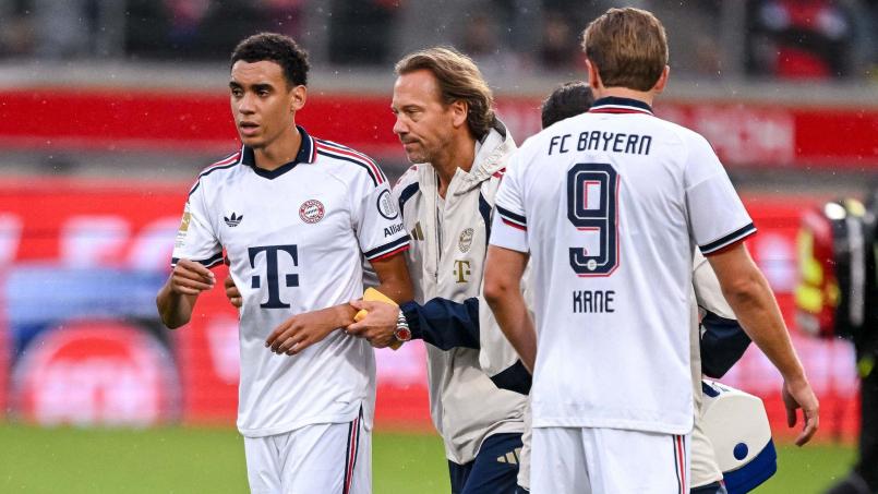 Bild: Harry Langer/DeFodi/dpa/dpa
„Mental stark bleiben“: Jamal Musiala verlässt nach seinem Zusammenbruch in Heidenheim den Platz in Begleitung eines Teamarztes.