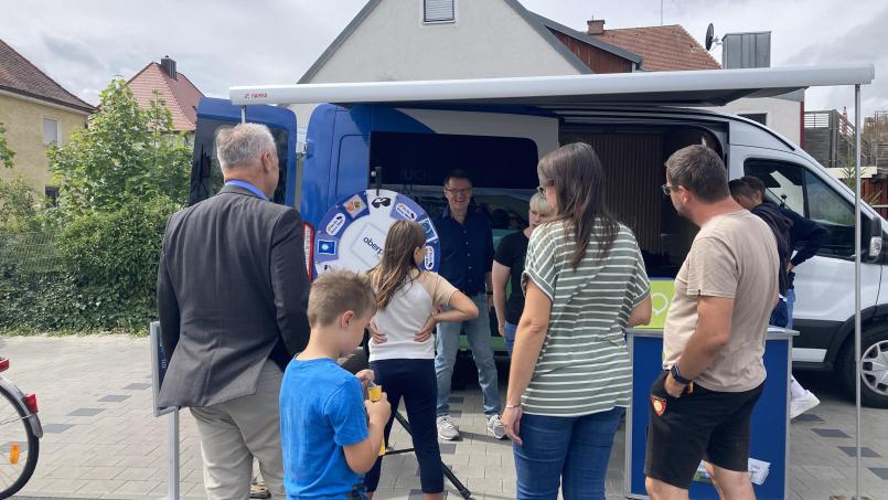 Bild: Stefanie Swann
Beim Halt von Redaktion on Tour in Rieden können Leser wie hier auf dem Bild in Vilseck am Glücksrad drehen, am Gewinnspiel teilnehmen und ihre Fragen und Anregungen an die Redakteure von Oberpfalz-Medien stellen.