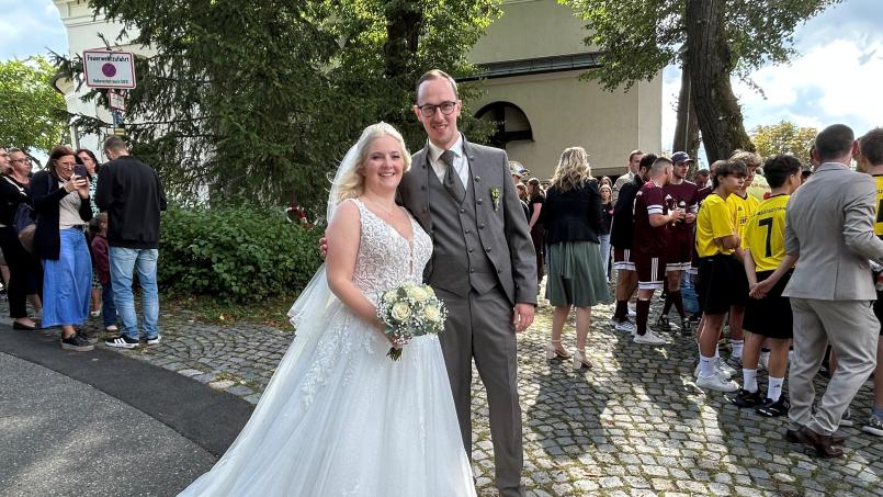 Bild: ck
Die beiden strahlen: Lea Walbert und Manuel Zimmermann haben am Samstag in der Klosterkirche St. Felix in Neustadt/WN geheiratet. Faschingsverein und DJK Neustadt/WN gratulierten nach der kirchlichen Trauung und stießen dann gleich auf das Brautpaar an.