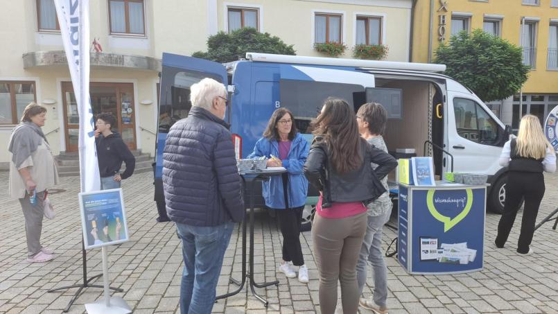 Bild: Eva Kreuzer
Bei "Redaktion on Tour" haben Leser die Möglichkeit mit den Mitarbeitenden von Oberpfalz-Medien, wie hier in Wernberg-Köblitz, ins Gespräch zu kommen und beim Gewinnspiel Preise zu gewinnen.