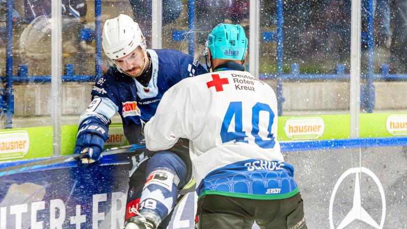 Archivbild: Elke Englmaier
Alex-Olivier Voyer und die Blue Devils Weiden haben am Freitagabend gegen die Bietigheim Steelers mit 3:7 verloren.