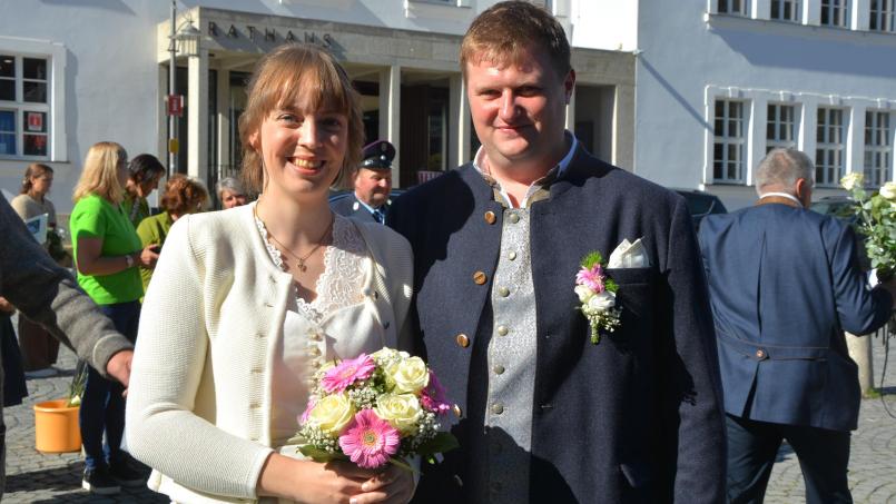 Bild: Josef Rosner
Strahlend zeigte sich nach der kirchlichen Trauung das Brautpaar Eva Amschl und Michael Lang auf dem Waldsassener Basilikaplatz. Nach dem Standesamt ging es am Samstag gleich in die Klosterkirche.