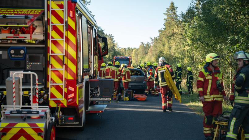 Bild: Marina Gube
In der Spitze sollen bis zu 100 Feuerwehrleute und 80 Sanitäter und Notärzte im Einsatz gewesen sein.