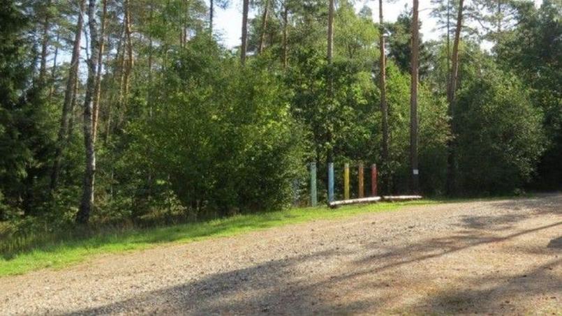 Bild: Kriminalpolizei Amberg
Auf diesem Parkplatz direkt neben dem Edelsfelder Sportplatz haben am Samstag, 5. September, drei Unbekannte auf einen 21-Jährigen mit einer Paintball-Pistole geschossen. Er wurde dabei an den Augen schwer verletzt. Die Kriminalpolizei hat bislang keine Hinweise zur Tat bekommen, obwohl nebenan ein Fußballspiel stattfand.