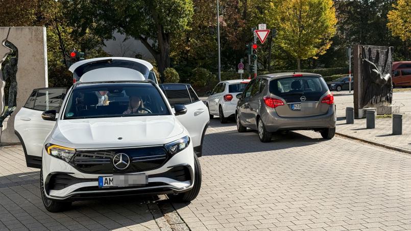 Bild: Petra Hartl
Hier wurde alles richtig gemacht. Die Georg-Grammer-Straße ist künftig Elterntaxi-Haltestelle für die Max-Josef-Schule. Damit soll die Verkehrssituation vor dem Schulhaus entschärft werden.