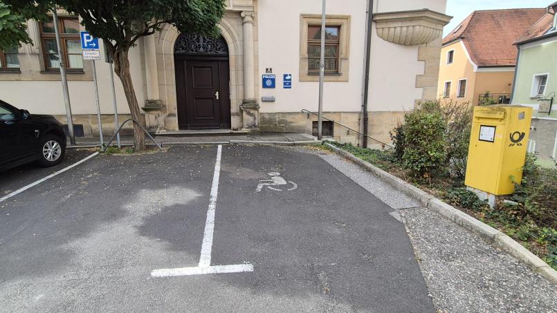 Bild: Fritz Hopp
Direkt vor der Nabburger Polizei-Dienststelle befindet sich links ein Schild, das auf Parkplätze für Einsatzfahrzeuge verweist. Doch auf dem rechten Parkplatz war am 25. September auf dem Boden noch eine Markierung zu sehen, die auf einen Behindertenparkplatz hindeutete. Das hat in Nabburg für einigen Ärger gesorgt.
