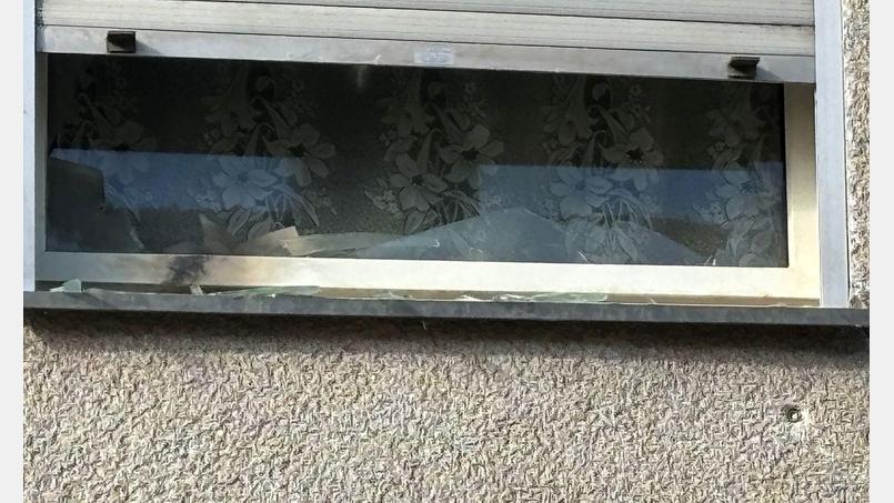 Bild: san
Spuren am Fensterbrett zeugen vom SEK-Einsatz am vergangenen Donnerstag.