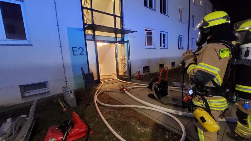 Bild: Berufsfeuerwehr Regensburg
In einem Wohnheim in Regensburg brach Feuer in Küche und Bad aus. Verletzt wurde niemand, die Polizei untersucht Brandursache und Schaden.