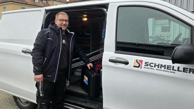 Bild: Udo Lanz
Wegen seiner Erfahrung und seines Vorwissens darf Elektroniker-Geselle Patrick Wedlich schon unmittelbar nach dem Ausbildungsende selbstständig mit einem Firmenfahrzeug auf Tour gehen, um Aufträge bei Kunden zu erledigen.