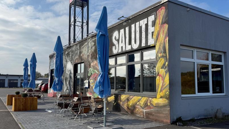 Bild: Gabi Schönberger
Das Salute Grafenwöhr ist von außen nicht zu übersehen. An der Frontfassade prangen ein riesiges Adler-Motiv und weitere Graffiti-Motive eines Künstlers aus Regensburg.