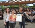 Lea Hecht (links) und Meike Diertl nehmen stellvertretend für das Fair-Trade- Schulteam die Auszeichnung von George Meister entgegen.