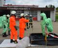 Nach einem Einsatz müssen die CSA-Träger entsprechend dekontaminiert werden, um nicht doch noch mit einem Gefahrenstoff in Berührung zu kommen.	Bild: dob