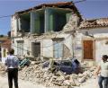 Ein Mann schaut in Vrisa auf der Insel Lesbos auf ein von einem Erdbeben in der Ägäis schwer beschädigtes Haus. Der 700-Einwohner-Ort Vrisa ist zu 80 Prozent zerstört. 	Bild: dpa