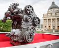 Ein Diesel-Motor des Volkswagenkonzerns liegt während einer Greenpeace-Aktion zum Diesel-Gipfel hinter der Staatskanzlei in München in einem Sarg.  Foto: Matthias Balk/dpa