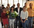 Gute Wünsche, Blumen und ein Kuvert bekam Elisabeth Ziebell von ihren Kollegen der Stadtverwaltung und Bürgermeister Joachim Neuß mit auf den Weg in die Ruhephase der Altersteilzeit.	Bild: swt
