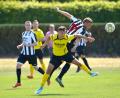Richtig dagegenstemmen muss sich die junge Truppe des FC Amberg (im Bild vorne Vincent Schweiger) im Pokalspiel gegen den SV Donaustauf. Bei den Gastgebern stehen einige sehr erfahrene Spieler im Kader.	Bild: ref