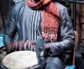 Urbain N'Dakon mit Trommel
