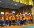 Den Rückblick auf "10 Jahre Grundschule Schirmitz" tragen die Kinder mit bunten Tafeln vor. 	Bild: du