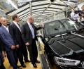 Der SPD-Kanzlerkandidat und Parteivorsitzende, Martin Schulz, lässt sich am Montag in Ingolstadt von Audi-Werkleiter Albert Mayer die Produktionsstraßen vom Audi A3 erklären. 	Bild: Kay Nietfeld/dpa