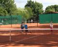 In der Gruppe macht Training richtig Spaß. Abwechselnd spielen die lernbegierigen Nachwuchstalente den Ball zur Trainerin zurück. 	Bild: fpoz