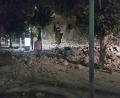 Ein Mann in Kos, Griechenland, an den vom Beben zerstörten Gebäuden vorbei. Bild: Uncredited/Kalymnos-news.gr/AP/dpa