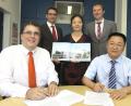 BBZ-Leiter Michael Mändl (links) und Headmaster Zhao Yong (rechts) unterzeichneten einen Vertrag für die künftige Zusammenarbeit. Mit dabei waren IHK-Bereichsleiter Ralf Kohl, Ausbildungsleiterin Jian Song und der stellvertretende Geschäftsführer der Arbeitsagentur, Bernhard Lang (stehend von links).	Bild: Hirsch