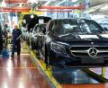 Im Mercedes-Benz-Werk in Sindelfingen fertigen Arbeiter Fahrzeuge der S-Klasse. Daimler hat von April bis Juni weltweit mehr als 595 000 Autos von Mercedes-Benz verkauft. 	Bild: Sebastian Kahnert/dpa